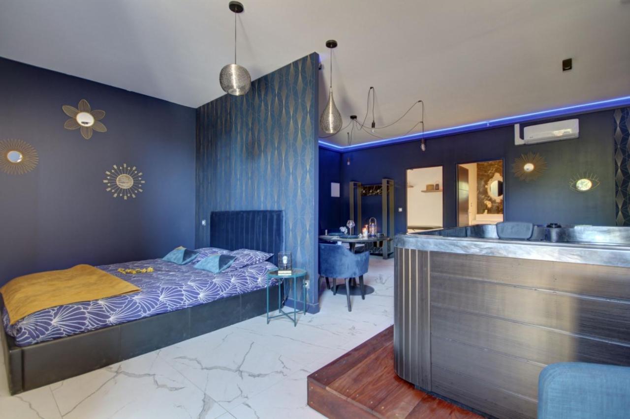 Suite Blue Jacuzzi Le Breuil  Luaran gambar