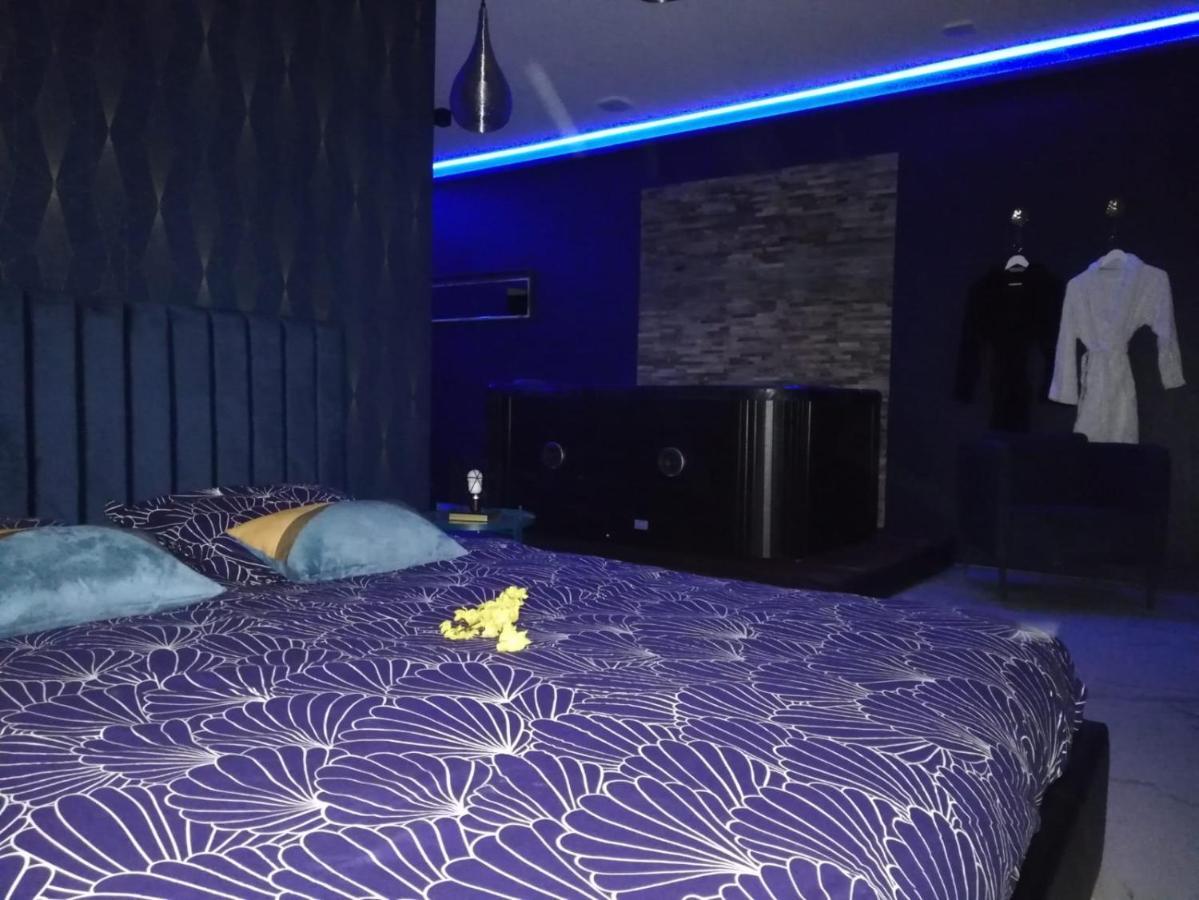 Suite Blue Jacuzzi Le Breuil  Luaran gambar