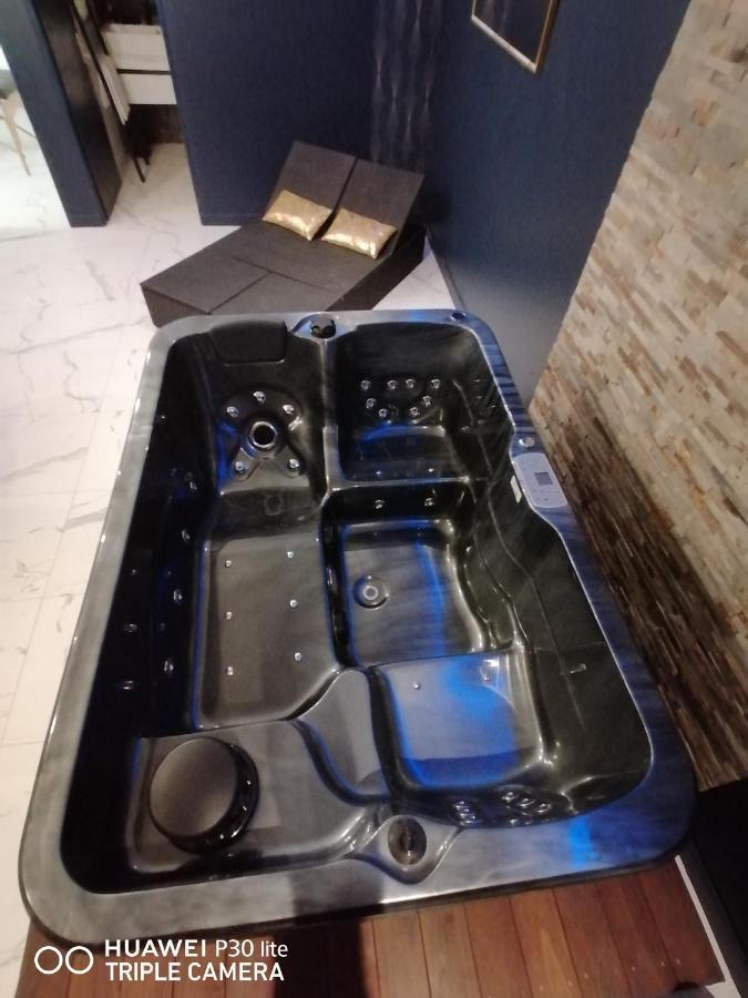 Suite Blue Jacuzzi Le Breuil  Luaran gambar