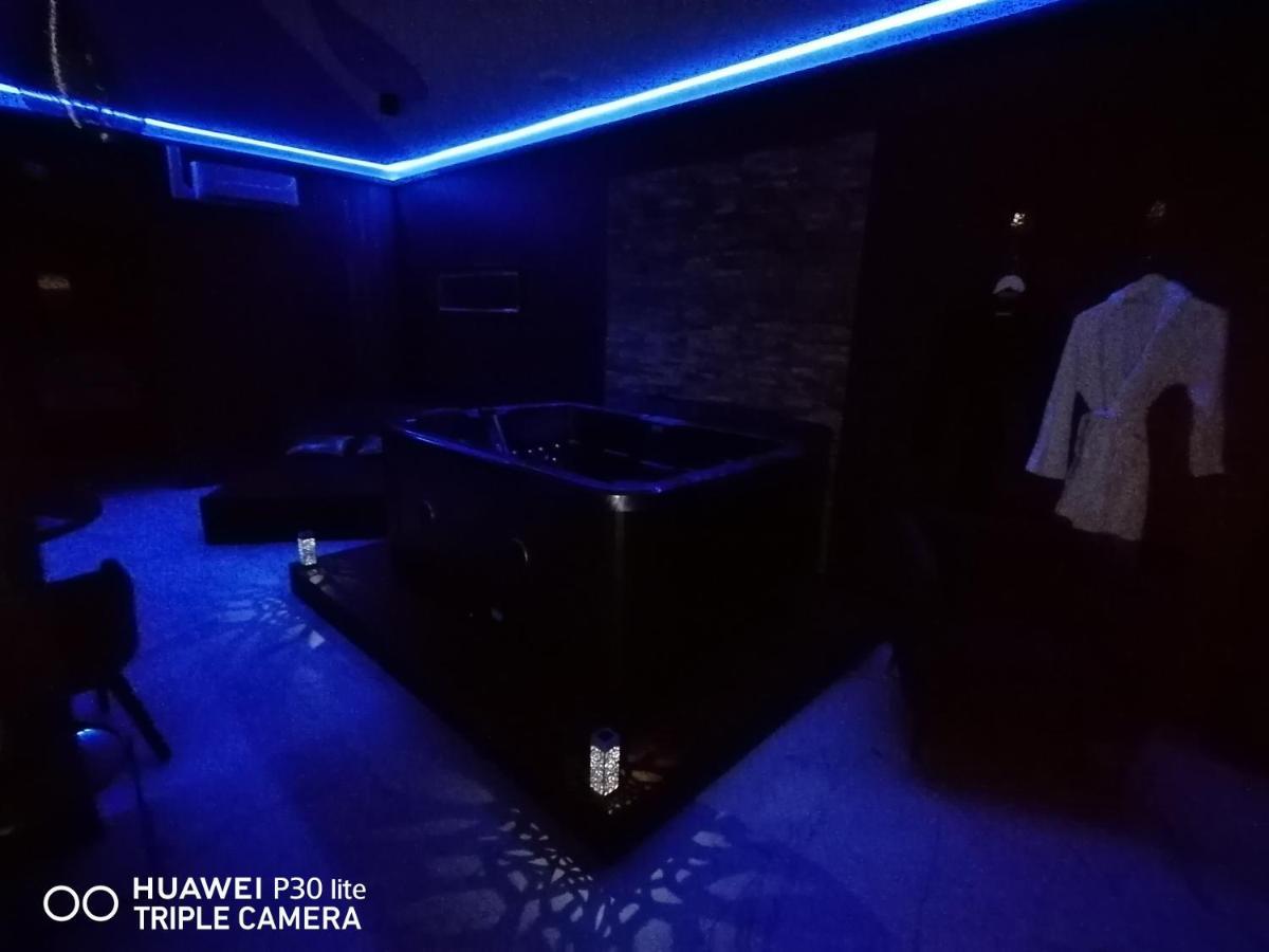 Suite Blue Jacuzzi Le Breuil  Luaran gambar